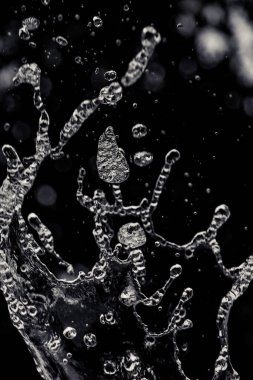 Koyu arkaplanda su damlaları