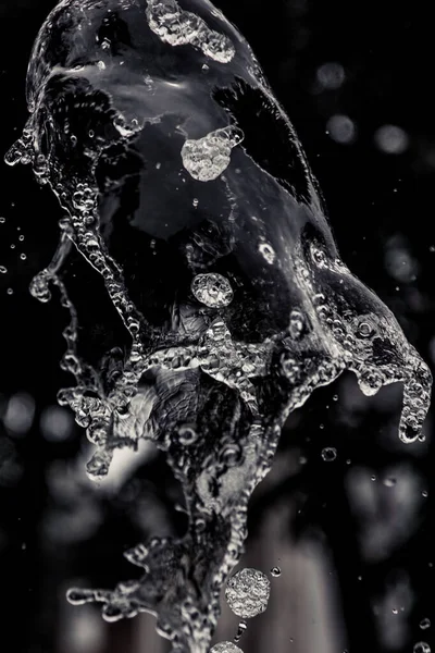 暗い背景に水がマクロをドロップ — ストック写真