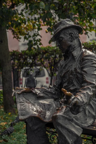 Sculpture Sitting Reading Doves — Stock Photo, Image