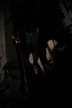 Meşaleli maskeli bir canavar.