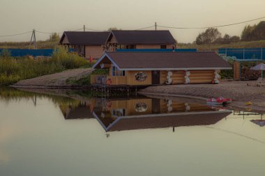 Gündüz vakti evleri olan bir göl.