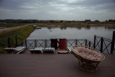 Gün batımında yumuşak sandalyeli bir veranda.
