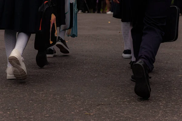Çocuklar Okula Gidiyor Bacak Makrosu — Stok fotoğraf