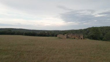 İnsansız hava aracı, üzerinde kuşlar olan eski terk edilmiş çiftlik evini geriye doğru hareket ediyor.