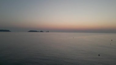 Şafakta sakin deniz, ufukta uzak adalar, Akdeniz 'de sakin ve güzel bir deniz manzarası yaratıyor.