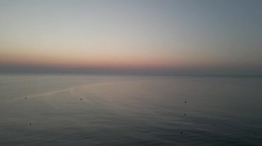 Şafakta sakin deniz, ufukta uzak adalar, Akdeniz 'de sakin ve güzel bir deniz manzarası yaratıyor.