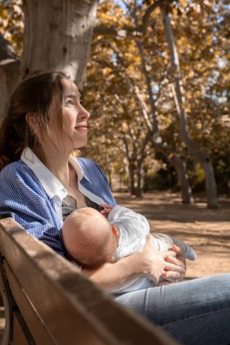 Anne, bebeği besliyor, doğal aşkla bağ kuruyor.