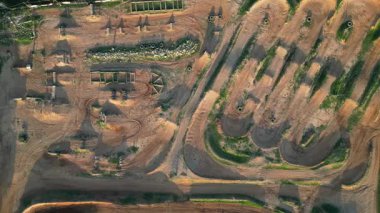 Motokros yolunun geniş hava görüntüsü