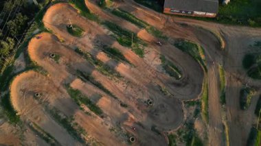 Yukarıdan görülen aşırı motorsiklet yarışı için sıçramalı ve bantlı boş döner toprak devre