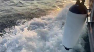 Günbatımında yüzen tekne çamurluğu