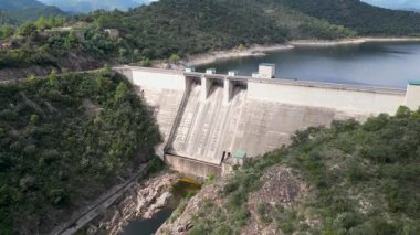 Hidroelektrik enerji ve su deposu sağlayan büyük bir beton barajın havadan görünüşü