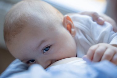 Yeni doğmuş bebek, doğal beslenmenin tadını çıkarıyor.