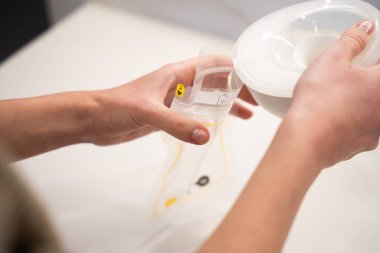 Beslenme çantasına anne sütü aktarmak.