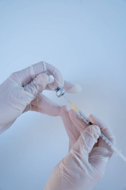 Rutin sağlık prosedürlerinin bir parçası olarak enjekte edilebilir bir ilaç şişesi hazırlanıyor