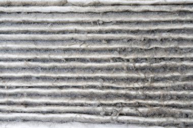 Son derece kirli havalandırma filtresi, havalandırma sistemi, hava filtresinde birikmiş toz.