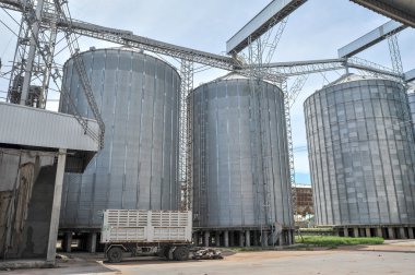 pirinç fabrikasında gümüş siloları