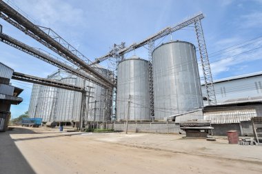 pirinç fabrikasında gümüş siloları