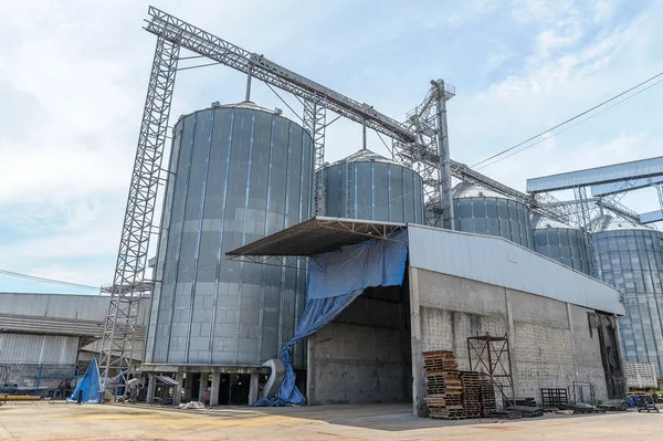 pirinç fabrikasında gümüş siloları