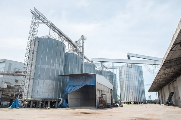 pirinç fabrikasında gümüş siloları