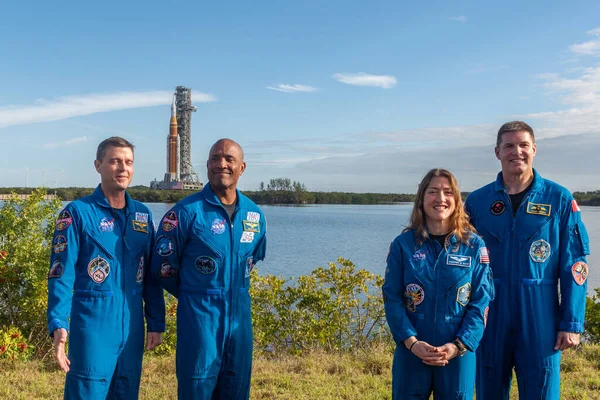 17 Ocak 2026: Jeremy Hansen, Christina Koch, Victor Glover ve Reid Wiseman NASA 'nın Uzay Fırlatma Sistemi roketi ile arka planda poz verdiler. Fotoğraf: Brandon Moser / Alamy Live News