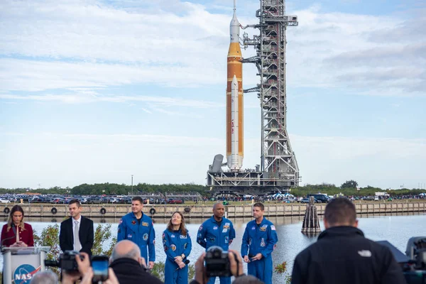 17 Ocak 2026: NASA yöneticisi Jared Isaacman, astronotlar Jeremy Hansen, Christina Koch, Victor Glover ve Reid Wiseman NASA 'nın Uzay Fırlatma Sistemi roketi LC-39B' ye giderken basın toplantısı düzenlediler. Fotoğraf: Brandon Moser / Alamy Live News