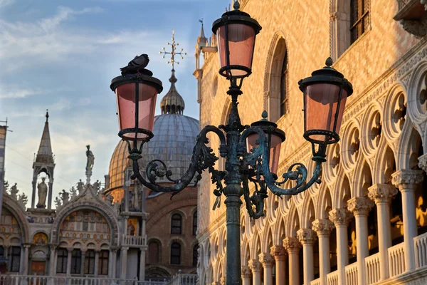 A bazilika Szent Márk: a Piazza San Marco. A Szent Márk tértől, Velence, Olaszország — Stock Fotó