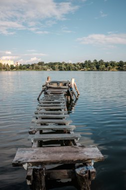 Küçük bir eski balıkçılık iskele ile yaz Mavi Göl