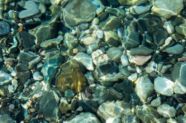 taşların üstünde belgili tanımlık dip