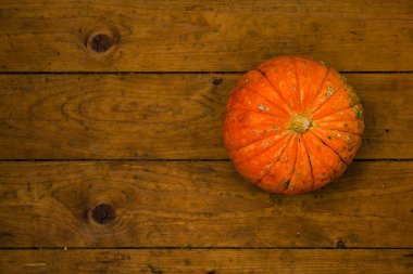 Ahşap zemin üzerinde balkabağı