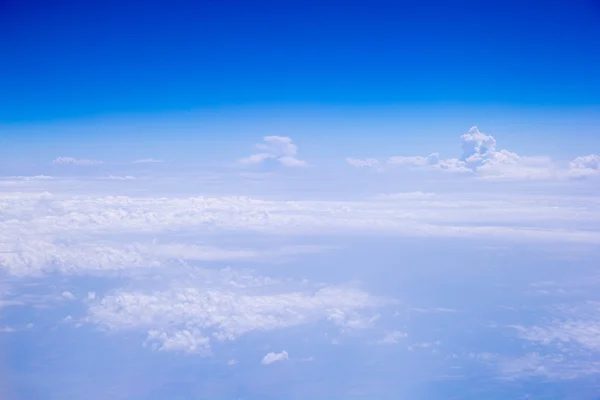 Ciel bleu clair avec nuages — Photo