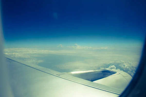 Прозоре блакитне небо з хмарами — стокове фото