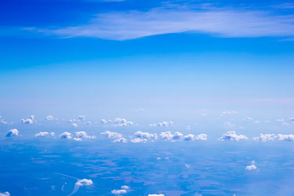 Ciel bleu clair avec nuages — Photo