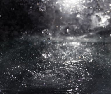 su sıçramalarına, siyah arka plan üzerine su sıçrama