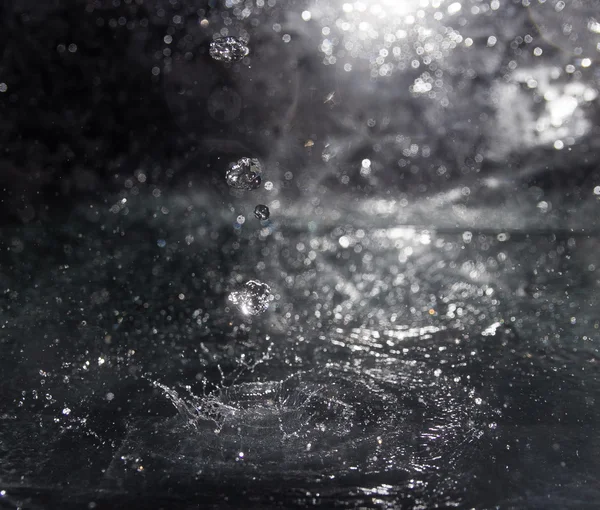 水しぶき、黒い背景に水のしぶき — ストック写真