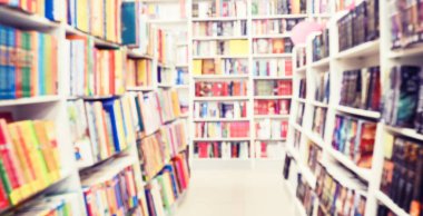 Halk kütüphanesindeki raflarda bulanık web kitapları için pankart. Bulanık efekt