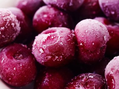 Donmuş tatlı kiraz. Kırmızı böğürtlen dondurulmuş vişneli kış yemekleri.