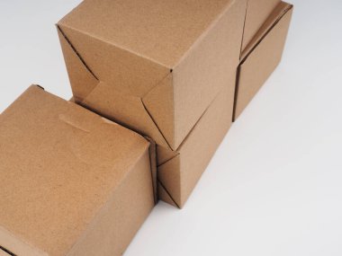 Birkaç karton kutu. Beyaz Arkaplan Karşısında Yığılmış Karton Kutular.