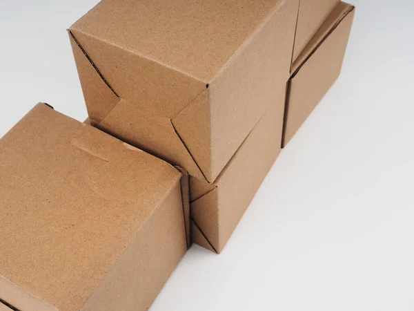 Varias Cajas Cartón Cajas Cartón Apiladas Contra Fondo Blanco — Foto de Stock