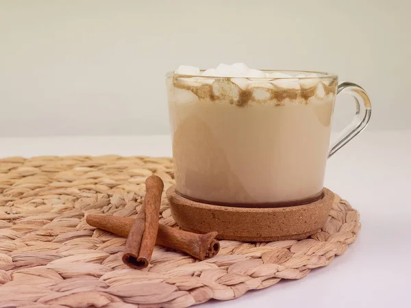 Gourmet Heiße Schokoladenmilch Kakaotasse Mit Marshmallows Auf Weißem Pullover Auf — Stockfoto