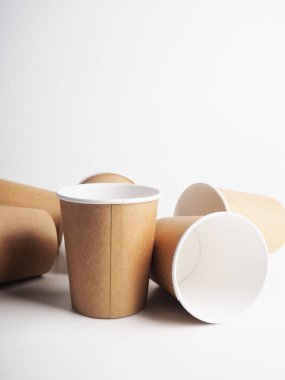 Birkaç boş kağıt bardak. Sıfır atık konsepti, kağıt sofra takımı. Kağıt bardak. Geri dönüşüm. Çevre dostu tek kullanımlık sofra takımı. Çevre yemekleri