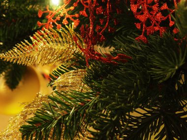 Noel ve yeni yıl konsepti. Köknar dallarında kırmızı toplar, kış karlı zemin. Şenlikli kış tatili geçmişi. Tasarım şablonu. afiş, boşluğu kopyala.