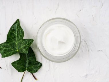 Beyaz arka planda yüz ve vücut kremi, kişisel bakım, sağlık ve güzellik.