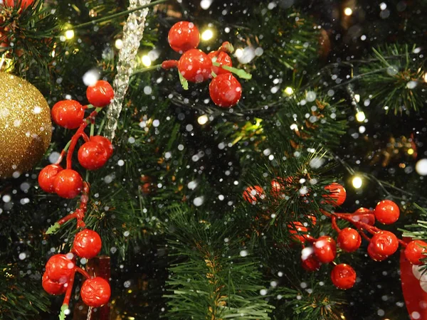 Різдвяна Новорічна Концепція Червоні Кульки Ялинових Гілках Зимовий Засніжений Фон — стокове фото