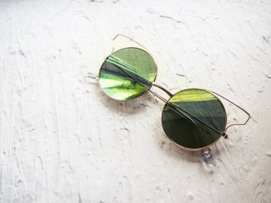 beyaz arkaplanda yansıması olan aynalı gözlük, metin için boşluk.