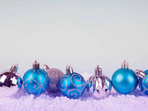 Kék Karácsonyi Labdák Dekoráció Kék Háttér — Stock Fotó