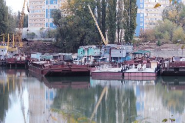 Eski paslı mavna ve römorkör. Birkaç paslı mavna..