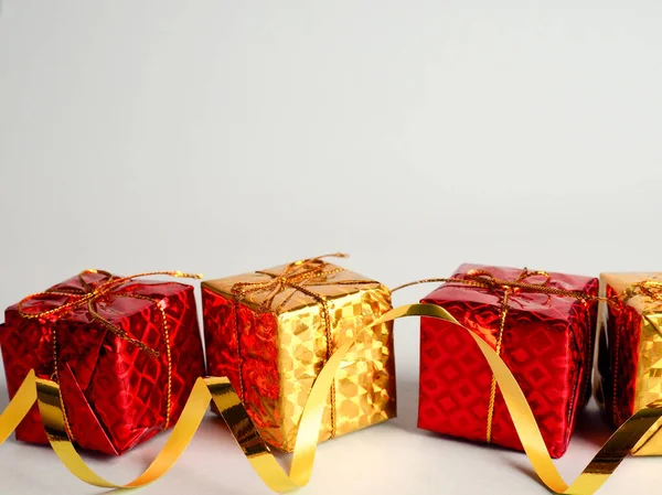 Concept Bannière Noël Cadeau Brillant Boîtes Jouets Dans Une Rangée — Photo