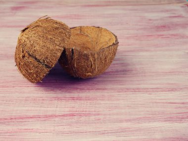 Hindistan cevizi boş kabuk. Kırmızı ahşap zemin üzerinde hindistan cevizi kabuğu parçaları, kozmetik ve atık sıfır üretim, boşluğun kopyası.