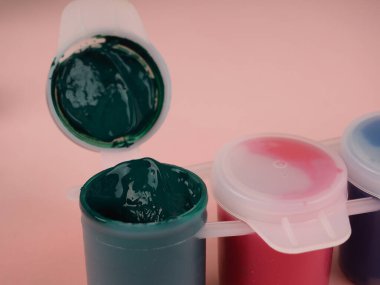 Boya kutuları. Suluboya resimler, mini kutulardaki poster resimleri.