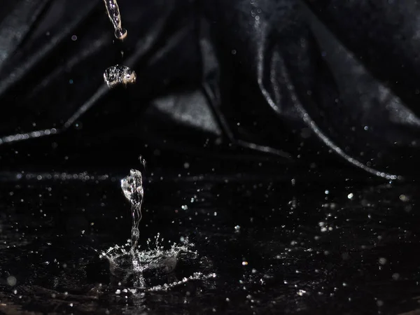 Voda Stříká Černé Pozadí Kapky Vody Tmavou Skleněnou Texturu — Stock fotografie